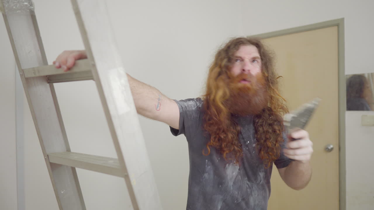 hombre de reparación de viviendas enojado con el trabajador fuera del marco gritando y regañando por el trabajo