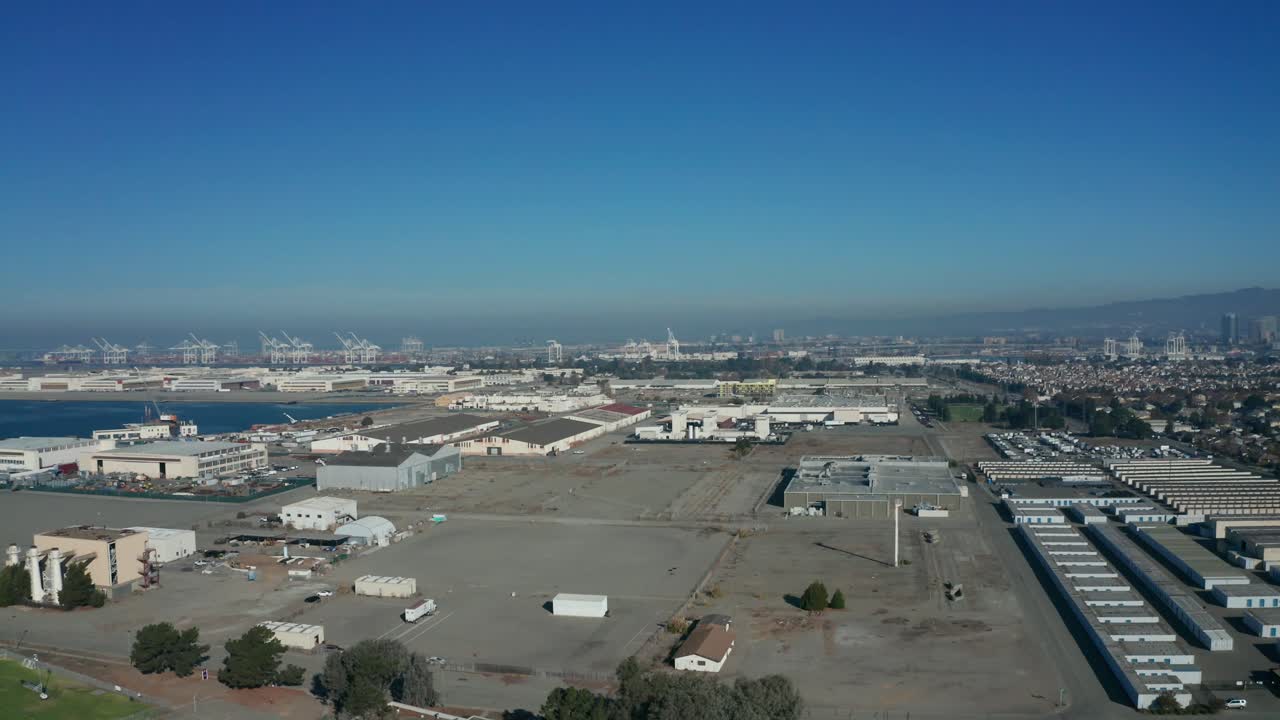 도시의 도시를 가로지르는 산업용 크레인을 멀리서 바라보다