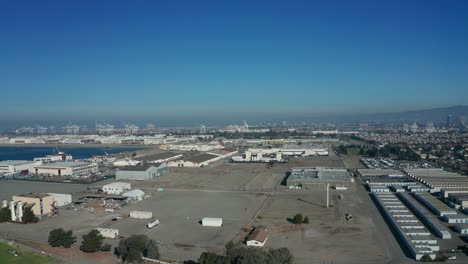 una mirada larga y lejana a las grúas industriales sobre la ciudad urbana del día