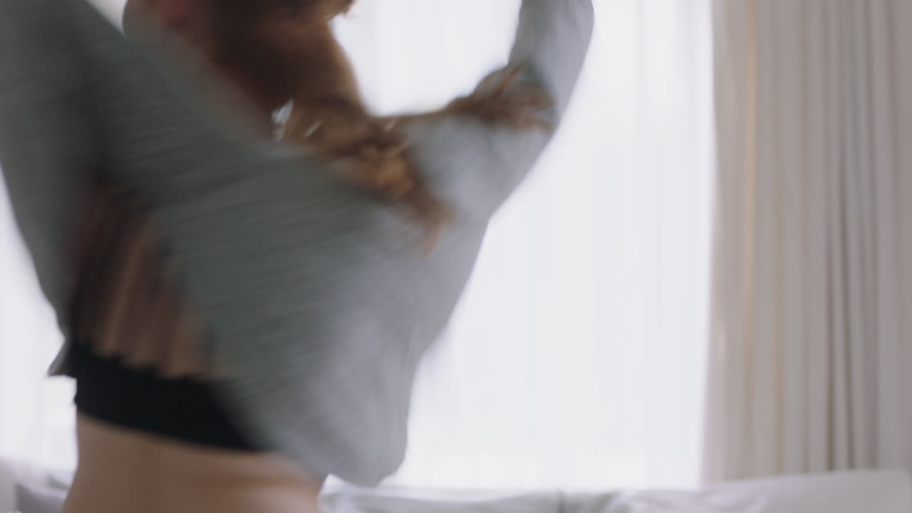 giovane donna che balla a casa divertendosi felicemente festeggiando con movimenti di danza divertenti godendosi la libertà nel fine settimana filmati in 4k