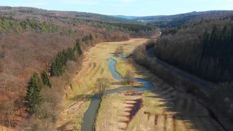 Natürlicher-Fluss,-Der-Das-Tal-Hinunterfließt