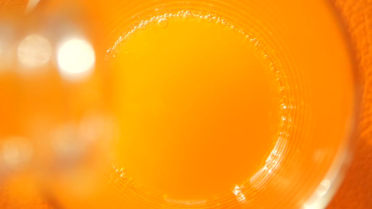 오렌지 주스가 유리잔에 부어지고 있다