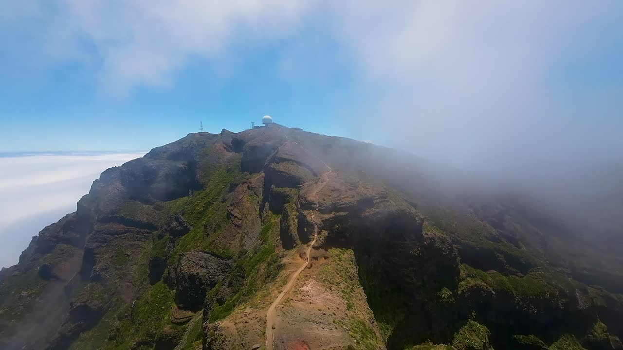 hipnotizante video de drones de alta altitud del sendero de pico do pico