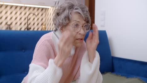 una mujer mayor molesta.