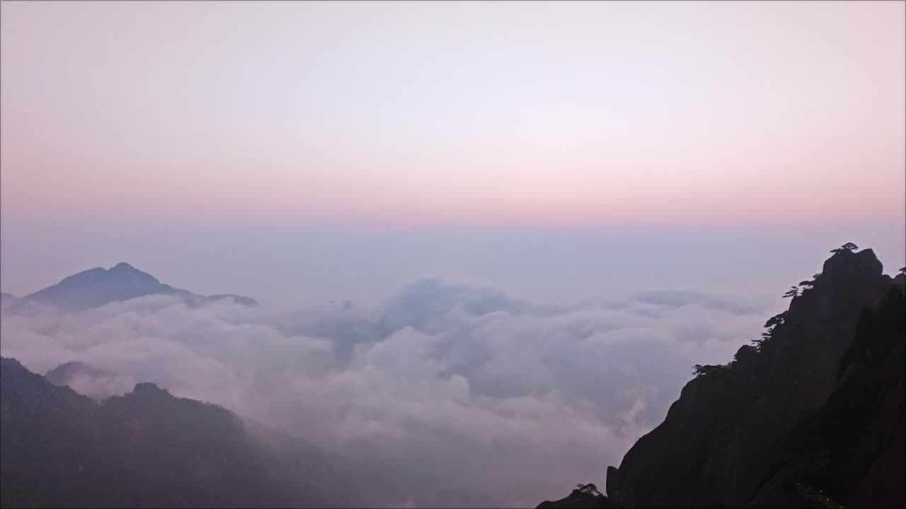 The beautiful Mount Huangshan Mountain in Anhui Province, China is surrounded by clouds and mist，High mountain clouds and mist, a fairyland on earth