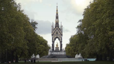 the imperial war memorial in london