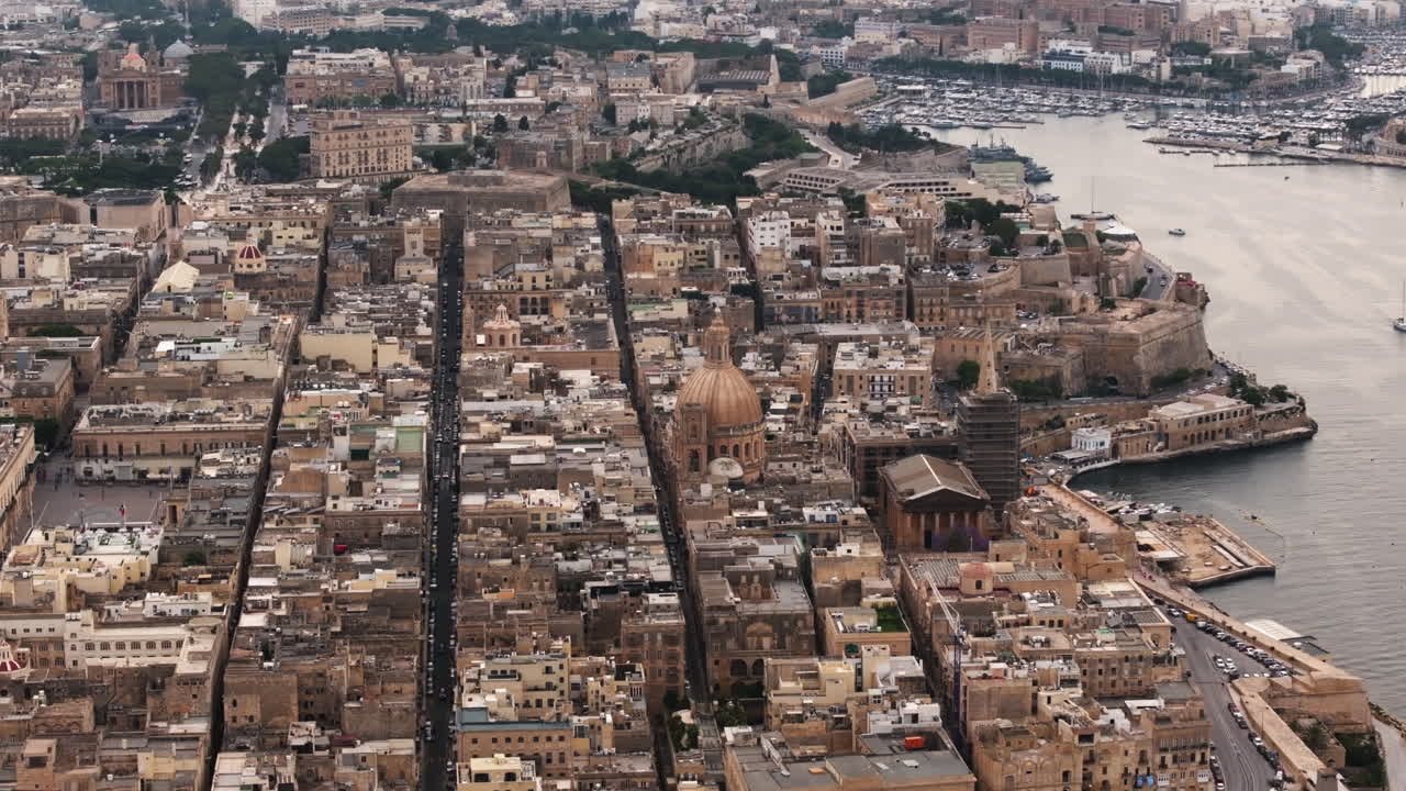 vista aérea volando alrededor del centro de la ciudad de valletta, noche nublada en malta