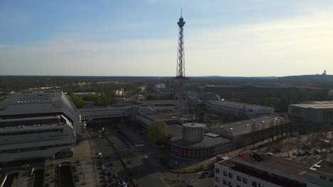 Impresionante-Vista-Aérea-De-La-Torre-De-Radio-De-La-Ciudad-De-Berlín,-Recinto-Ferial-De-Vuelo