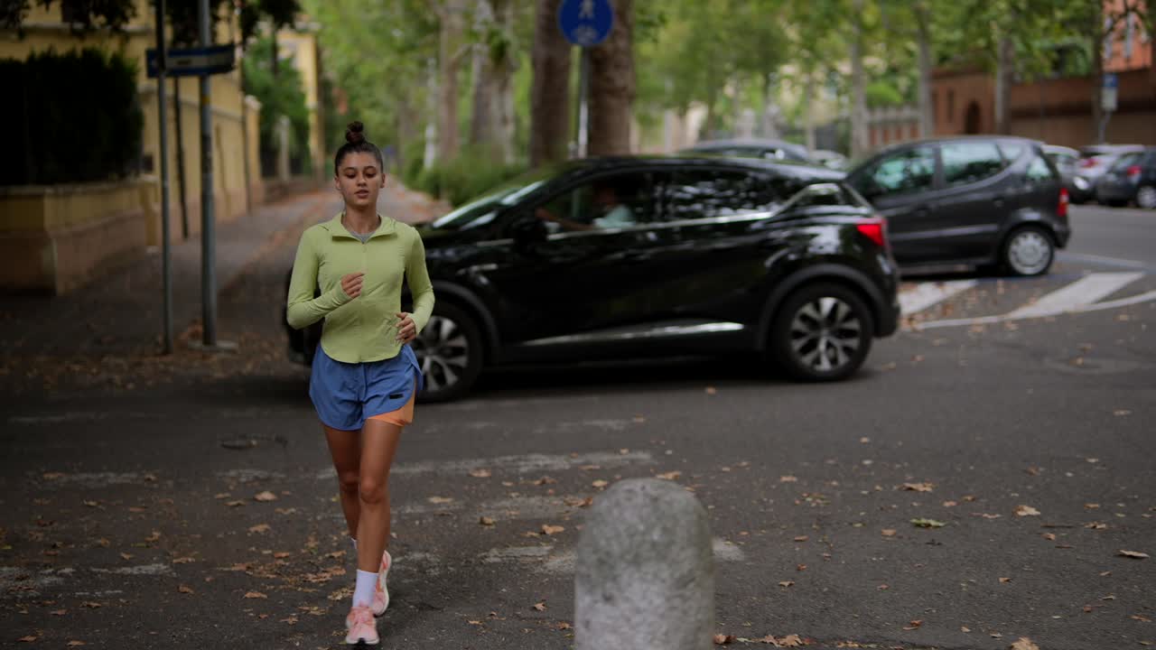 mujer corriendo por la calle de la ciudad