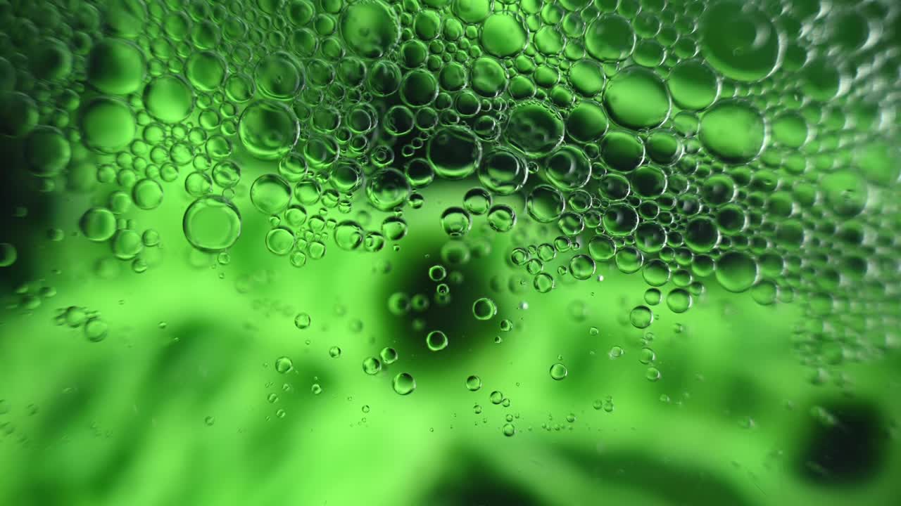 흐릿한 배경에서 물 위에 떠다니는 기름 방울