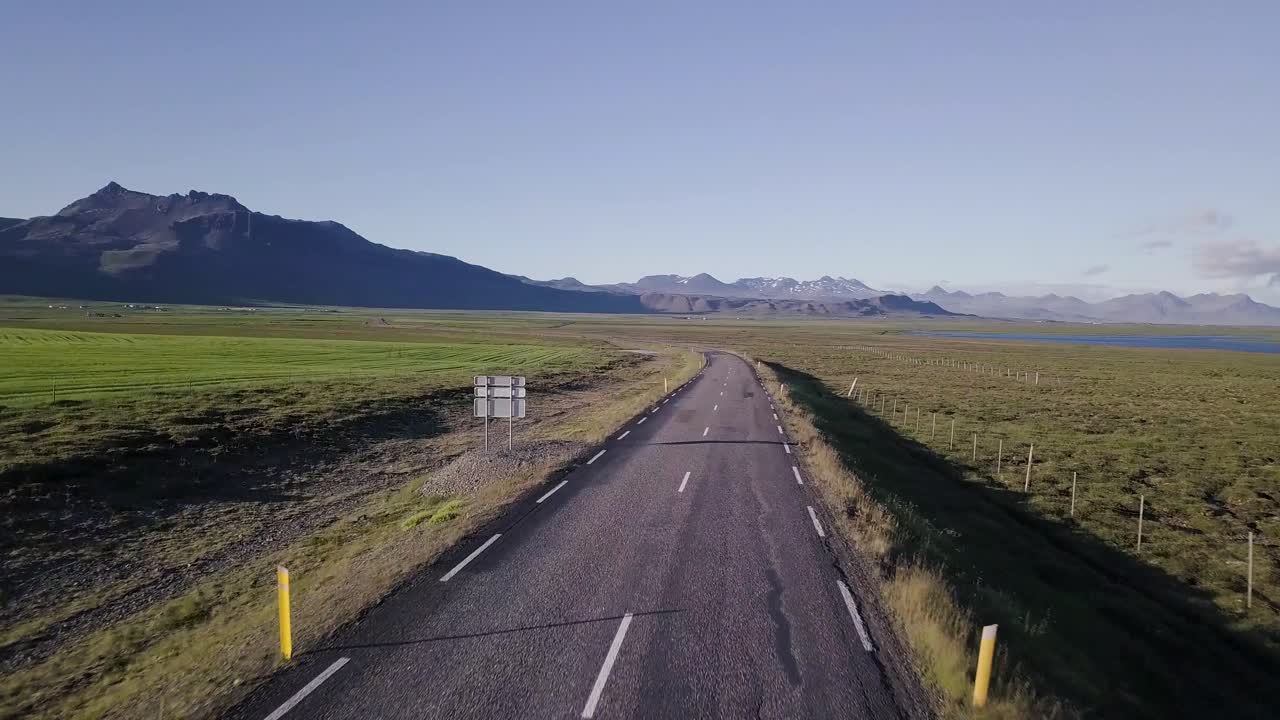 imágenes aéreas de una carretera durante el verano soleado en la península de snaefellsness, islandia