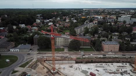 Toma-De-Drones-Del-Edificio-Del-Centro-Del-Delta-De-La-Universidad-De-Tartu,-Vista-Panorámica-De-Tartu-Y-Narva-Mnt