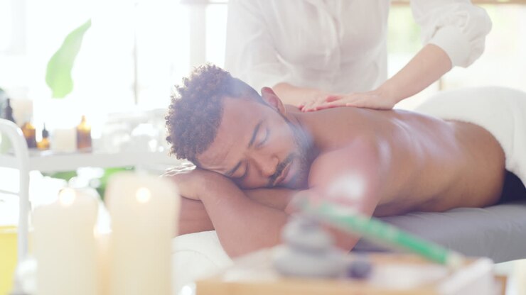 Mand får rygmassage i et spa.