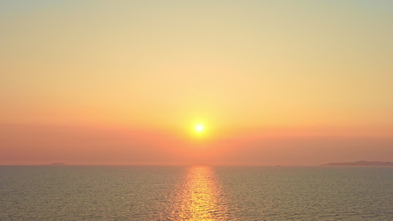 Gold sunset evening on the beach. Horizon sea