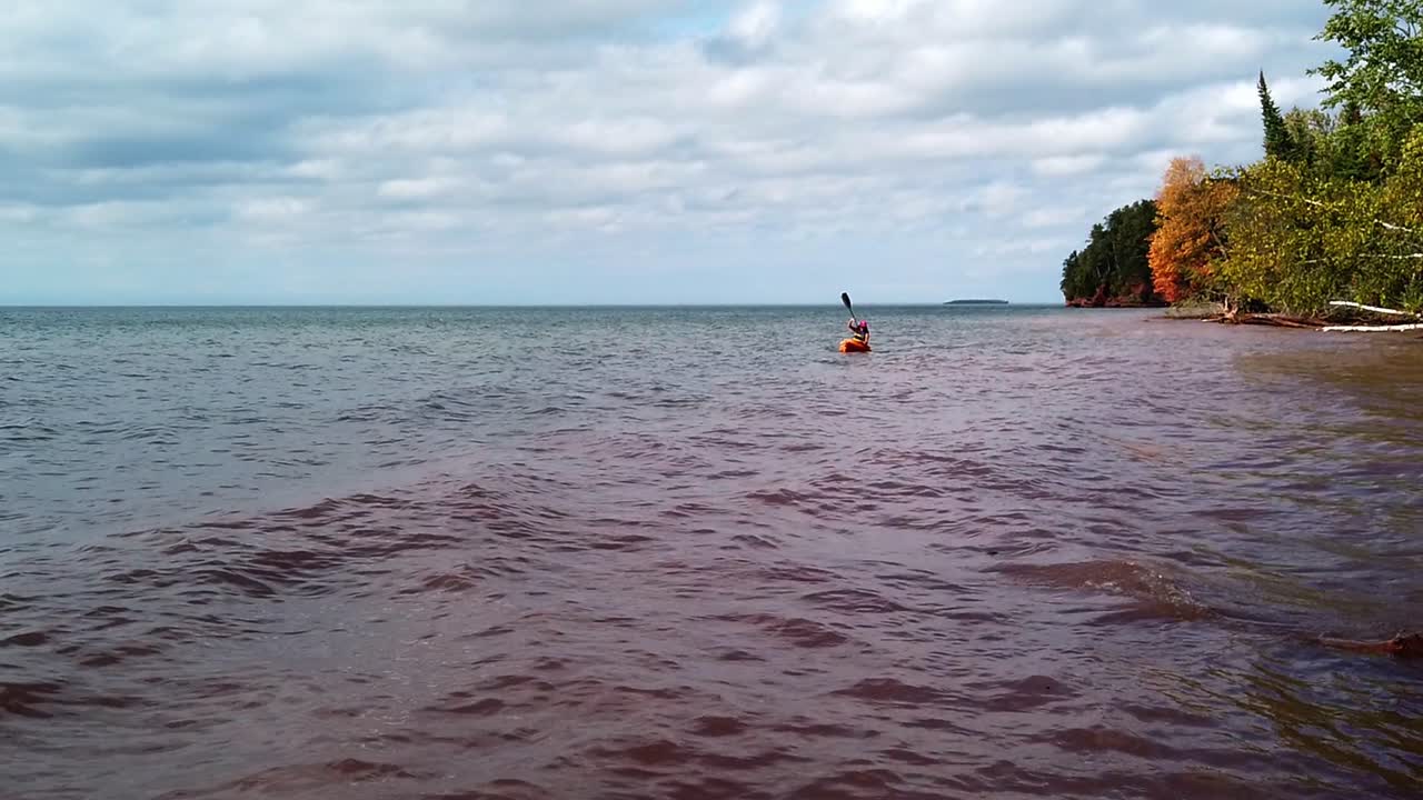 kayak en la orilla del lago nacional apostole island, lago, agua roja, naturaleza, al aire libre