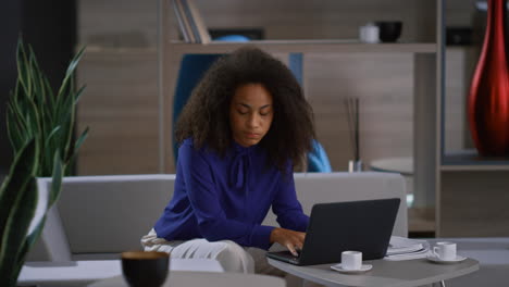 Hermosa-Empresaria-Afroamericana-Trabajando-Portátil-Esperando-A-Un-Colega-En-La-Cafetería