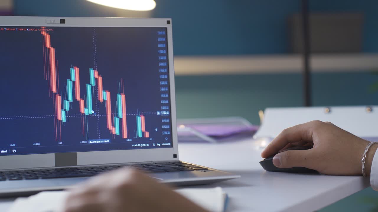 vista de cerca del mercado de valores y los gráficos de criptomonedas desde el teléfono.