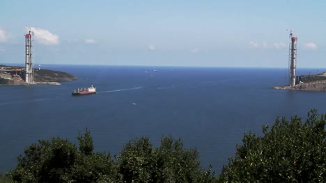 un barco de carga está entrando en el bósforo desde el mar negro como se ve desde el lado asiático de turquía
