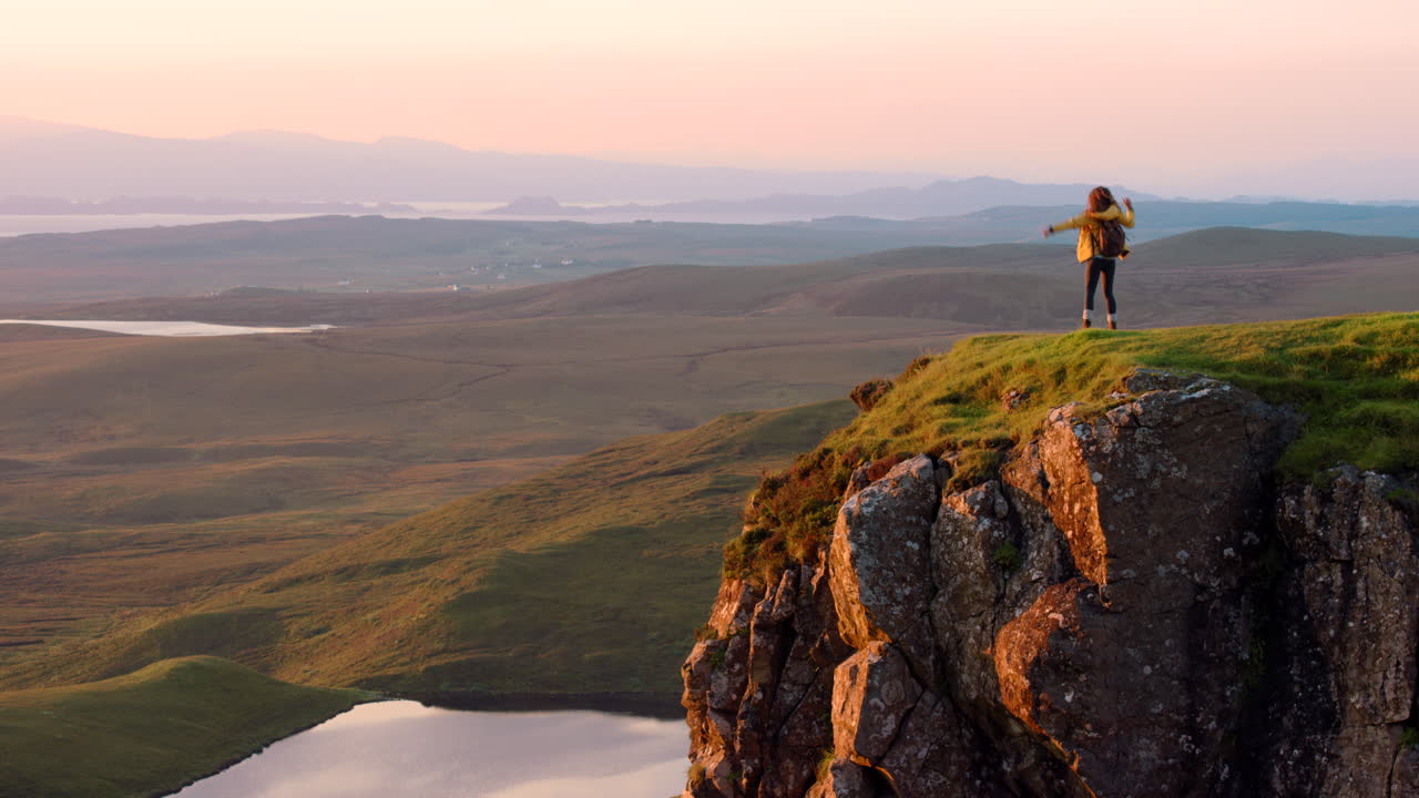 una mujer irreconocible disfrutando de la montaña