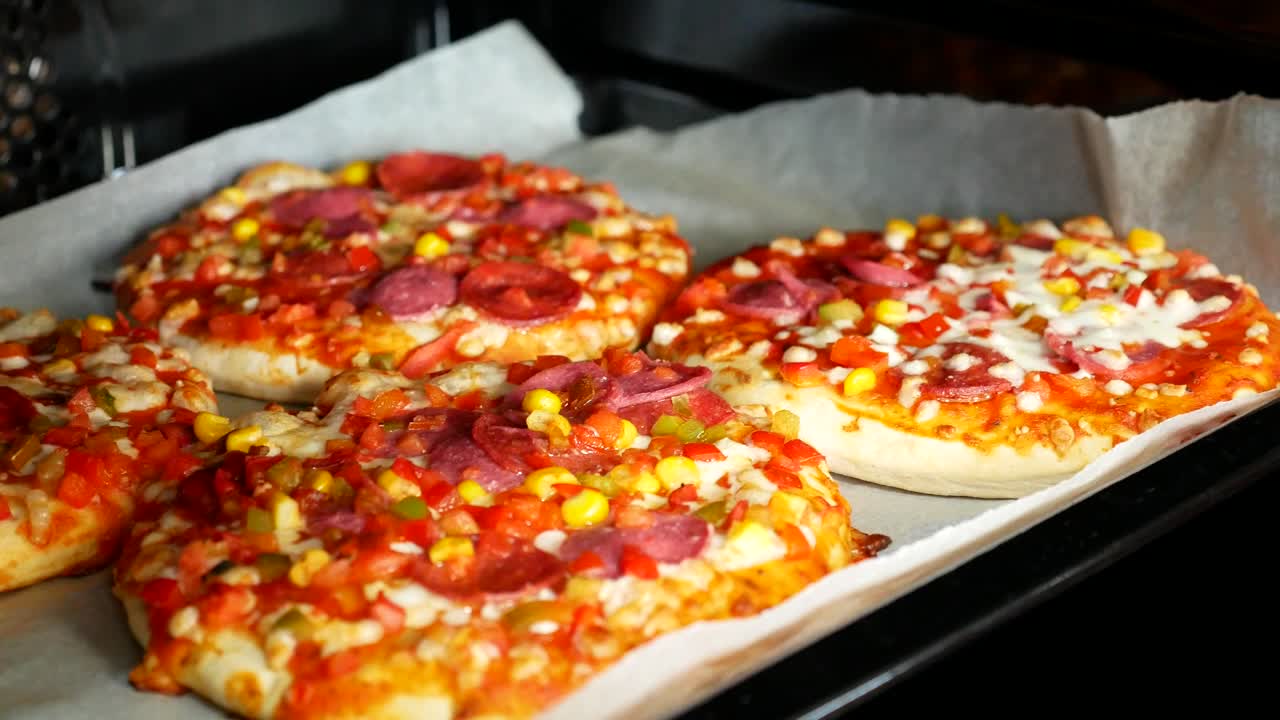 오븐에서 구운 뜨거운 피자, 먹을 준비가 된 구운 피자