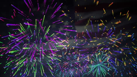 animación de fuegos artificiales explotando sobre la bandera estadounidense ondeando