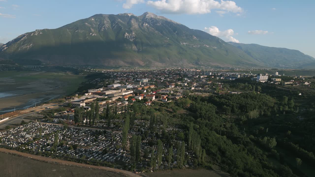 vista aérea de una ciudad ubicada en un valle montañoso