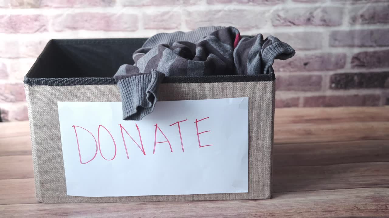 caja de donación con ropa