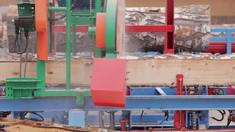 trabajo del aserradero en primer plano. proceso de mecanizado de troncos en equipos de aserradero máquina aserró el tronco del árbol en las tablas de tabla.