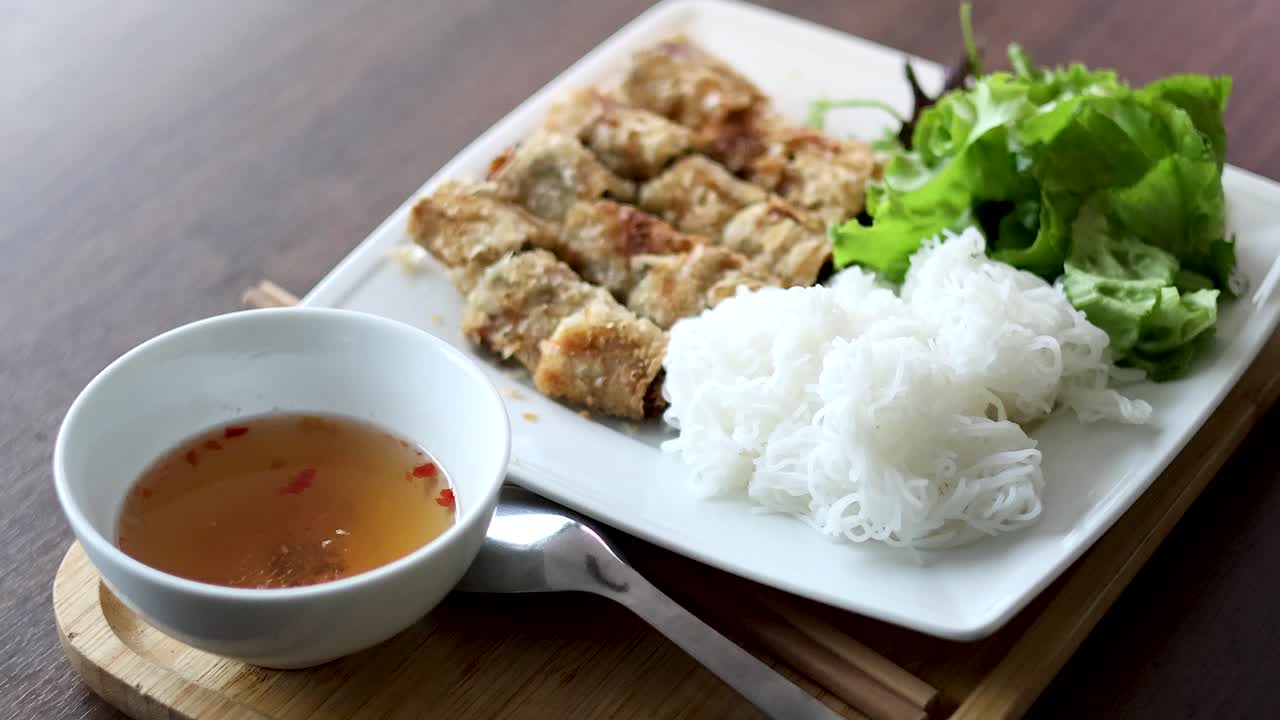 누들과 초록색으로 맛있는 베트남 요리