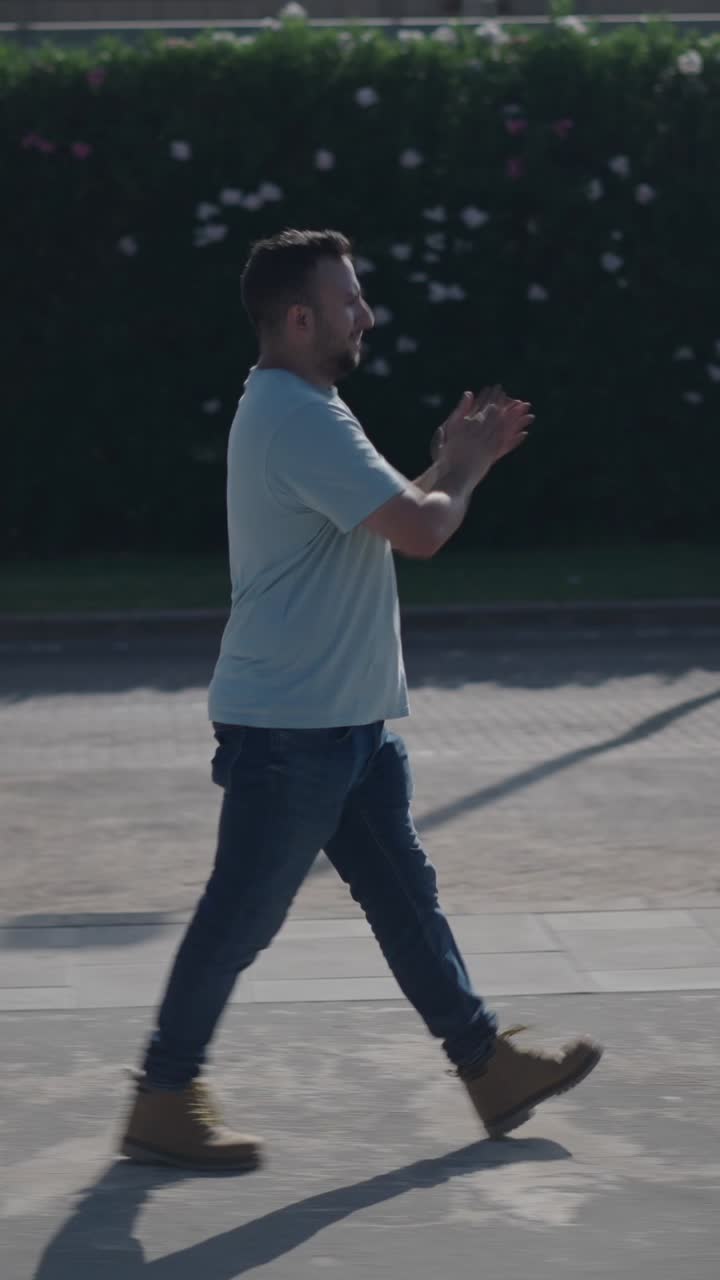 Uomo che cammina per strada