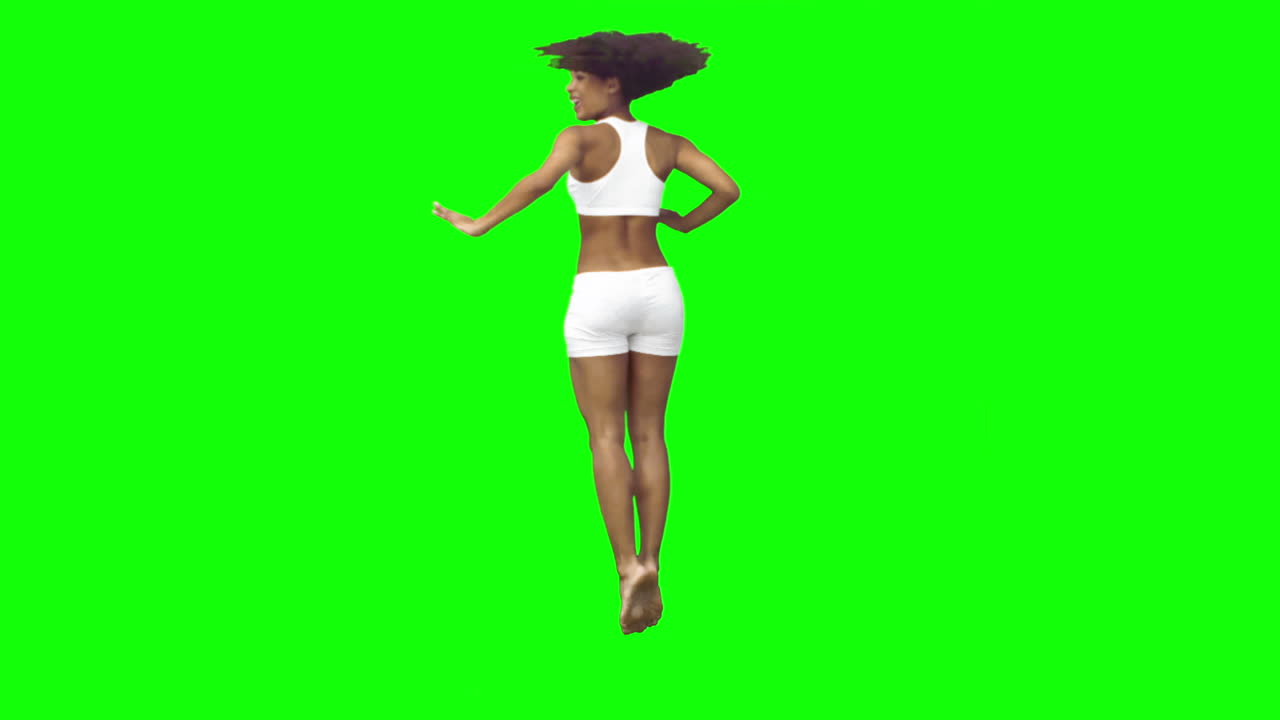 una mujer morena girando en cámara lenta.