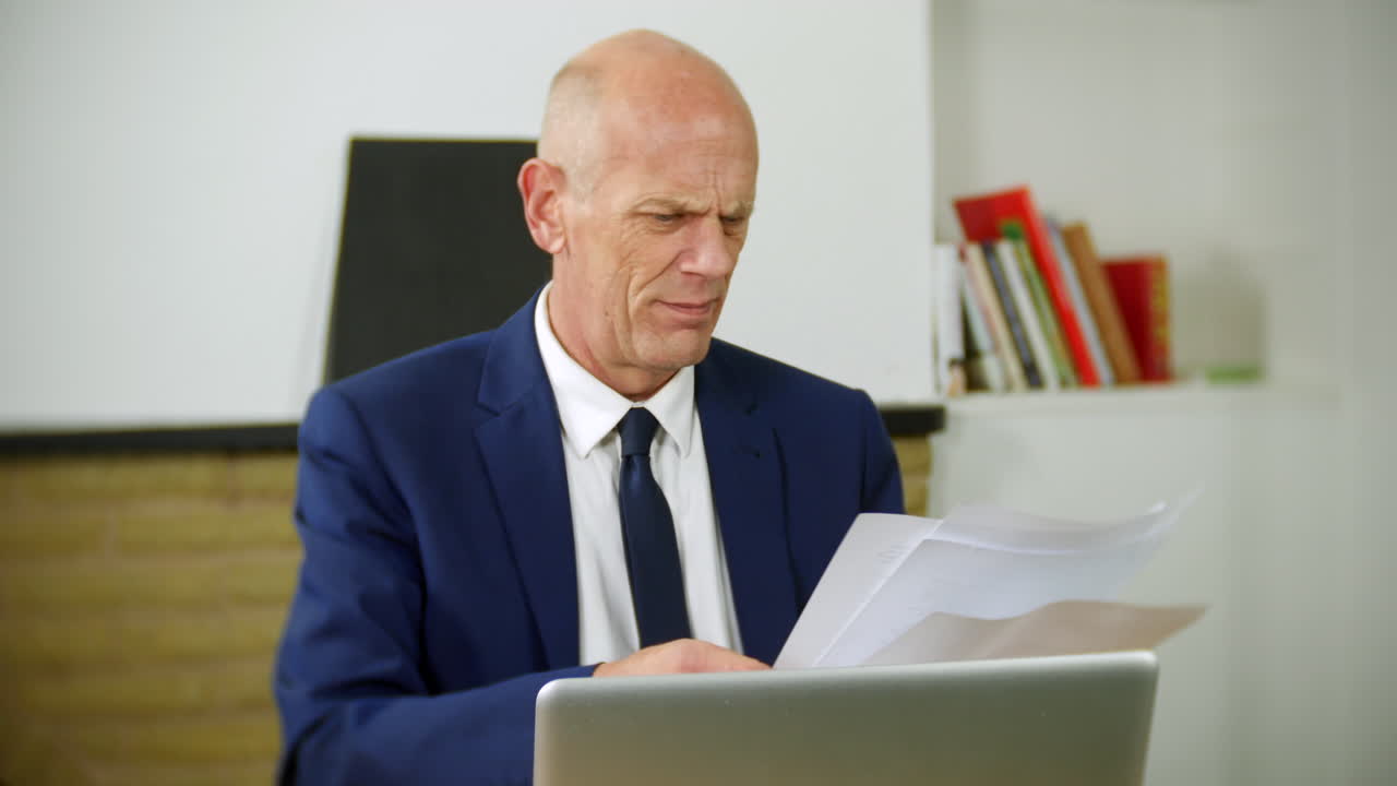 Un uomo d'affari maturo è confuso e frustrato per il lavoro da casa in remoto.