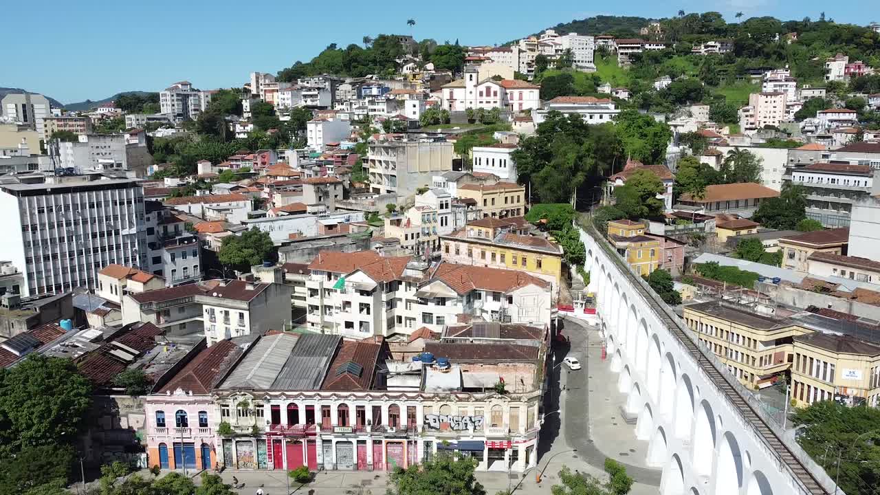 arcos da lapa, edificios históricos y la vista del mar desde el centro de rio de janeiro - drone tiro continuo