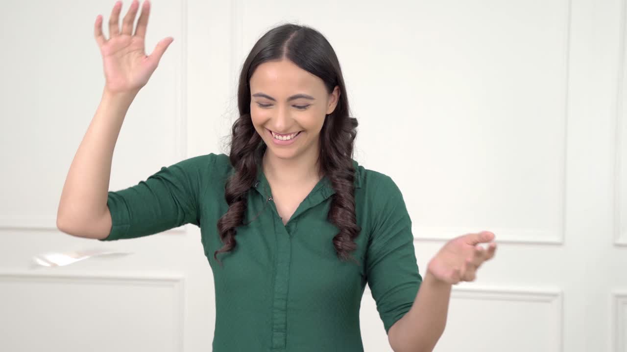 chica india rica haciendo dinero lluvia