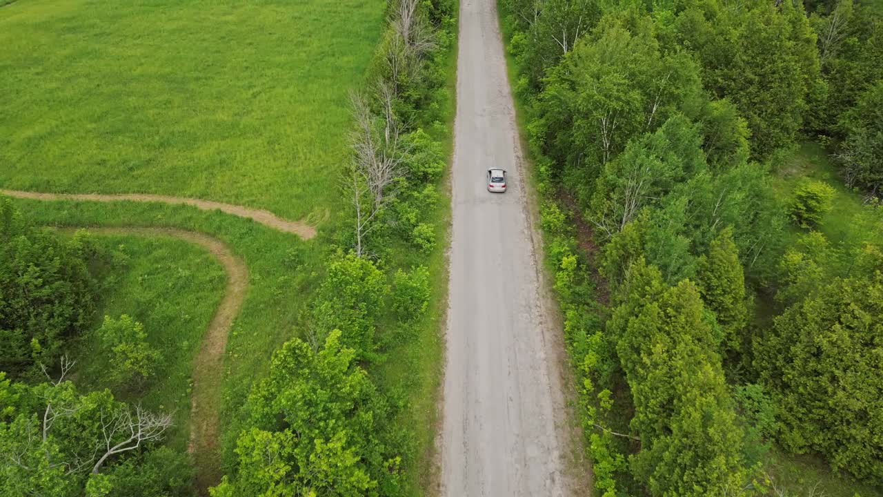 시골의 도로에서 자동차를 운전하는 공중 추적