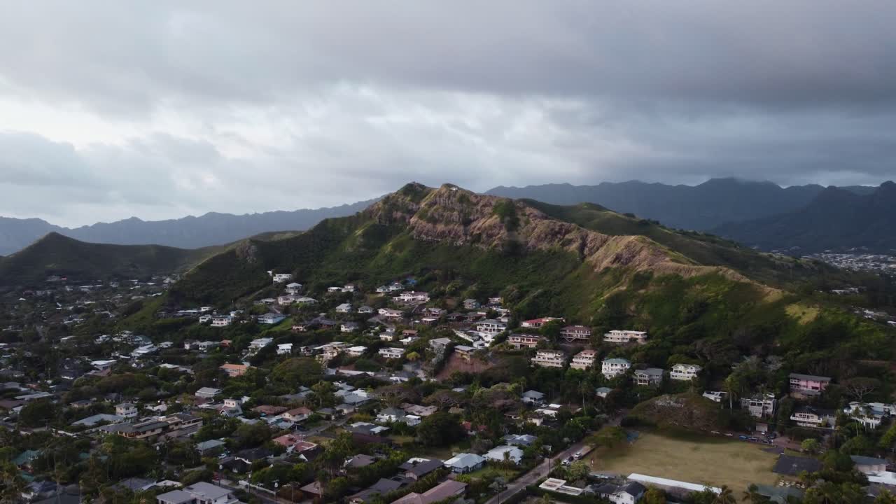 4k кинематографический снимок с дрона холма на пляже ланикай на восходе солнца, где находится тропа дотла ланикай