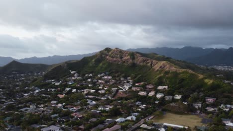 4k-Filmische-Drohnenaufnahme-Eines-Hügels-In-Lanikai-Beach-Bei-Sonnenaufgang,-Heimat-Des-Lanikai-Pillbox-Trail