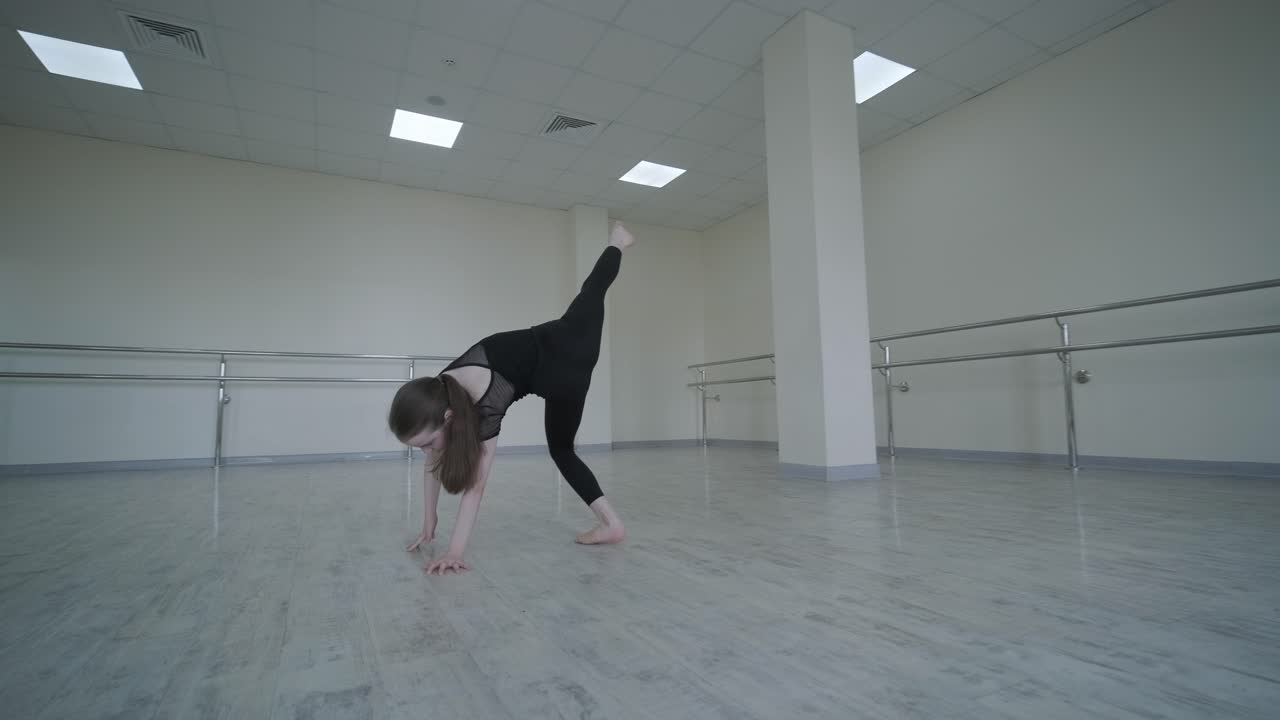 Giovane ballerina a lezione in studio. Esercizio di allenamento. Posa di stretching. Ballerina che pratica la tecnica dell'equilibrio. Eleganza classica e fitness