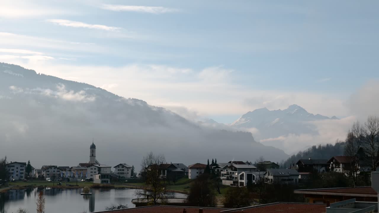 nubes moviéndose en un día soleado en un valle en el pueblo laax, suiza