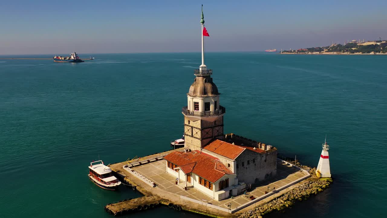 이스탄불에서 레안더스 타워 (leander's tower) 라고도 불리는 메인 타워 (maiden tower) 의 공중 전망.