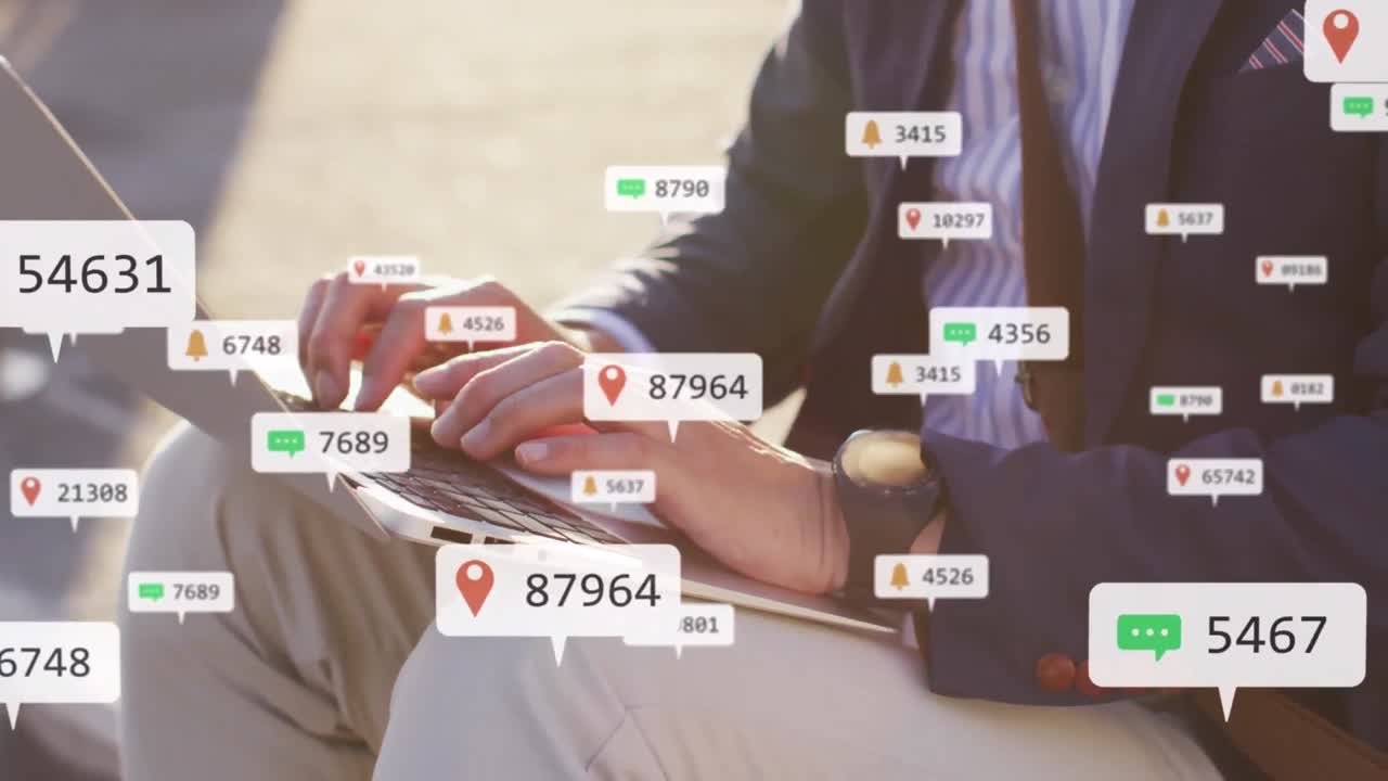 야외에서 노트북을 사용하는 남자의 중간 섹션 위에 떠다니는 소셜 미디어 아이콘의 애니메이션