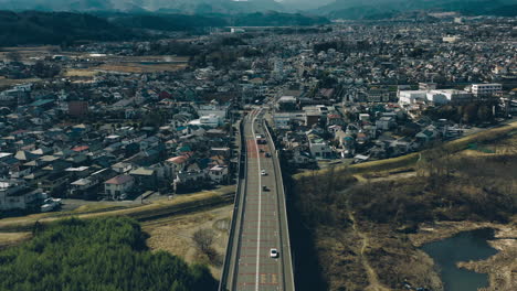 Fahrzeuge,-Die-Von-Der-Stadt-Akiruno-In-Der-Metropole-Tokio,-Japan,-In-Richtung-Mutsumi-brücke-Fahren