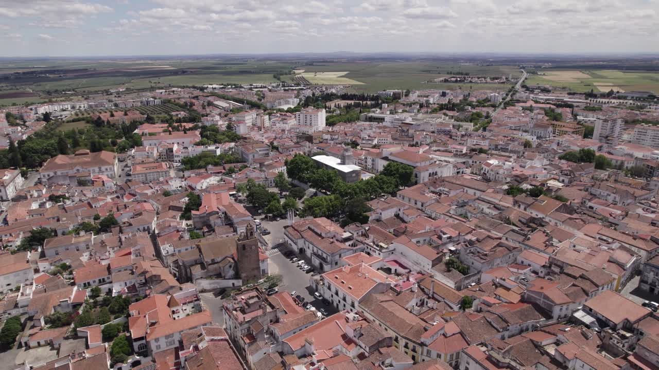 panorámica aérea de la ciudad de beja y el paisaje circundante en portugal