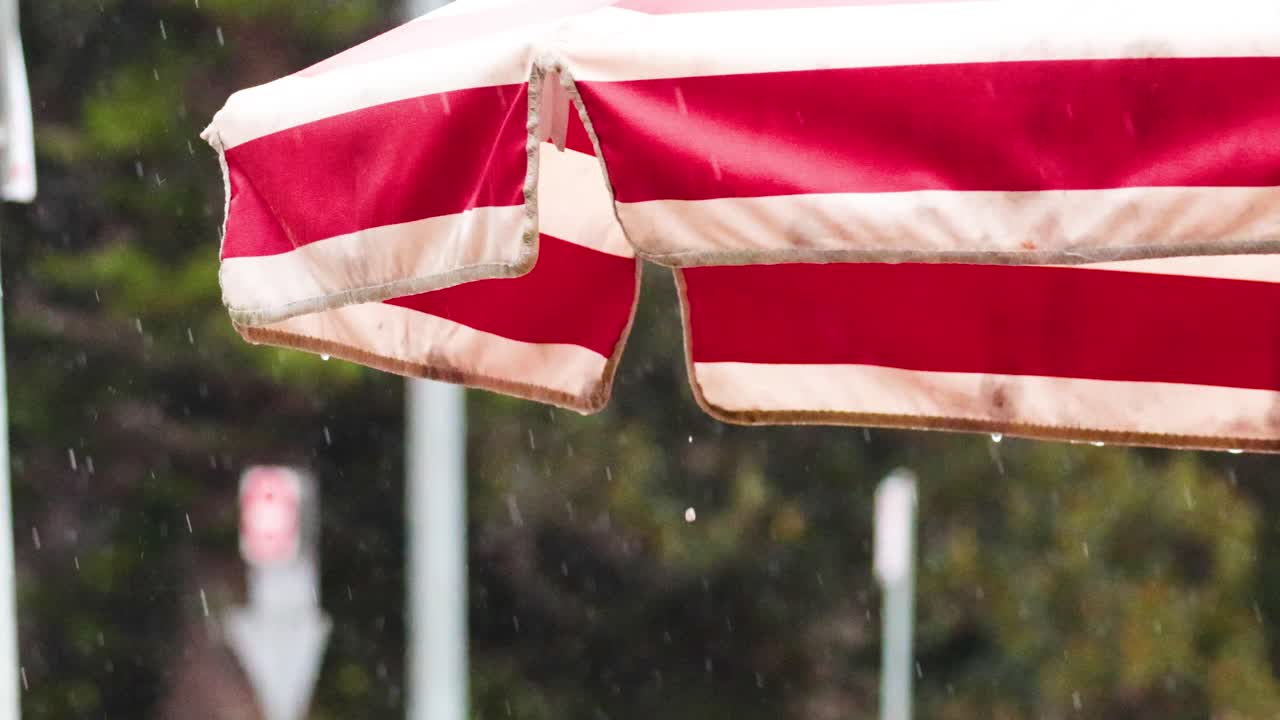 줄무 우산에 비가 내리고