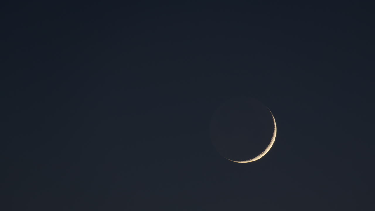 una delgada media luna