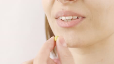 mujer comiendo maní en primer plano. avellana.