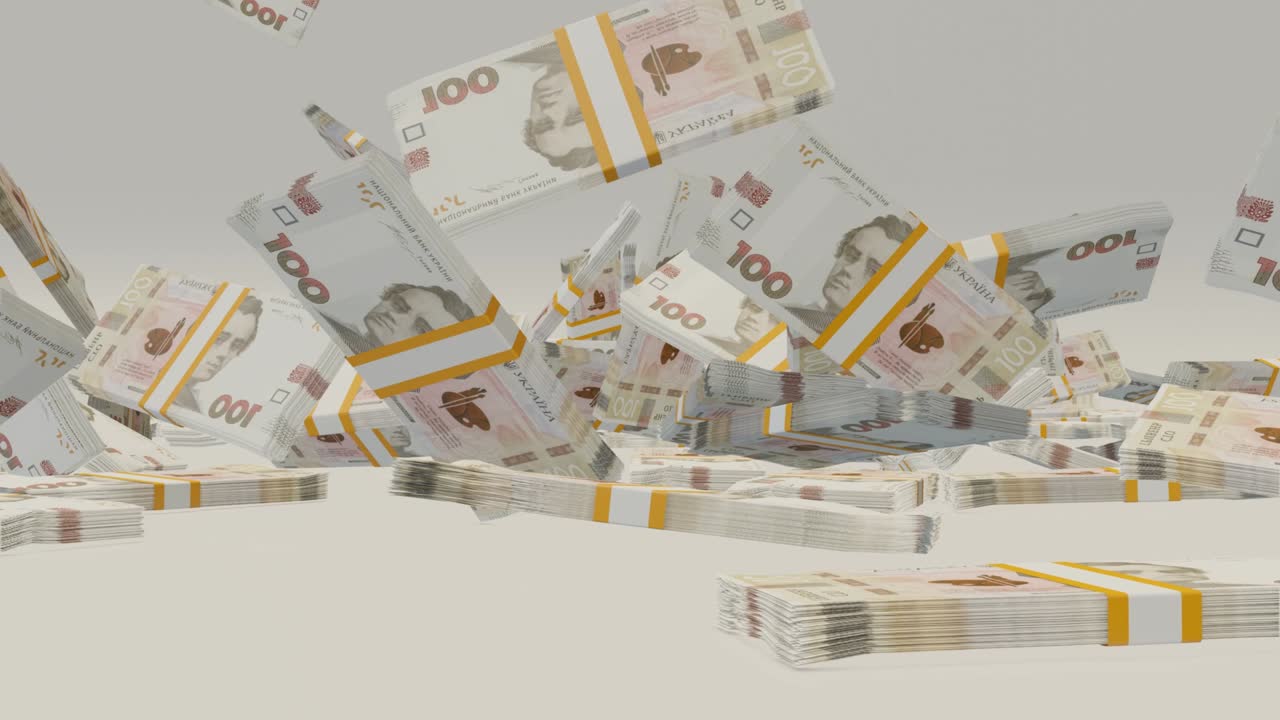 탁자 위에 떨어지는 많은 돈 어리, 100 우크라이나 그리브니아 지폐, 돈 더미.