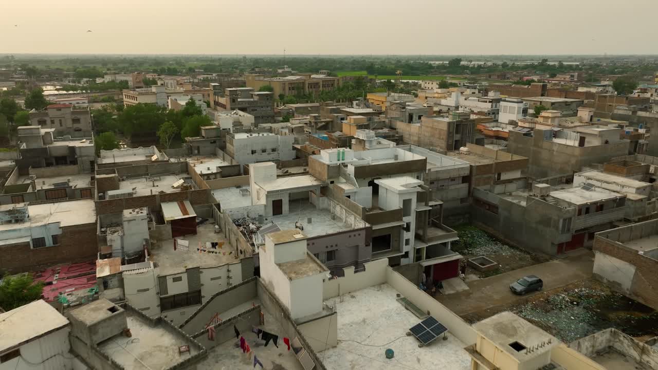 techos alimentados por energía solar en badin, pakistán - aérea