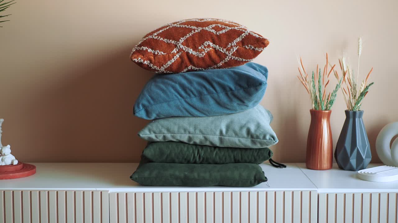 decoración elegante de la sala de estar con almohadas en un estante