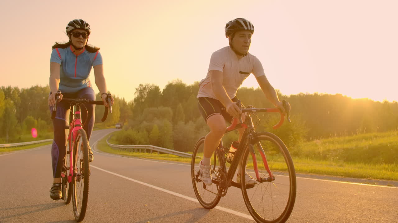 Cykling konkurrencecykelatleter, der kører et løb ved høj hastighed